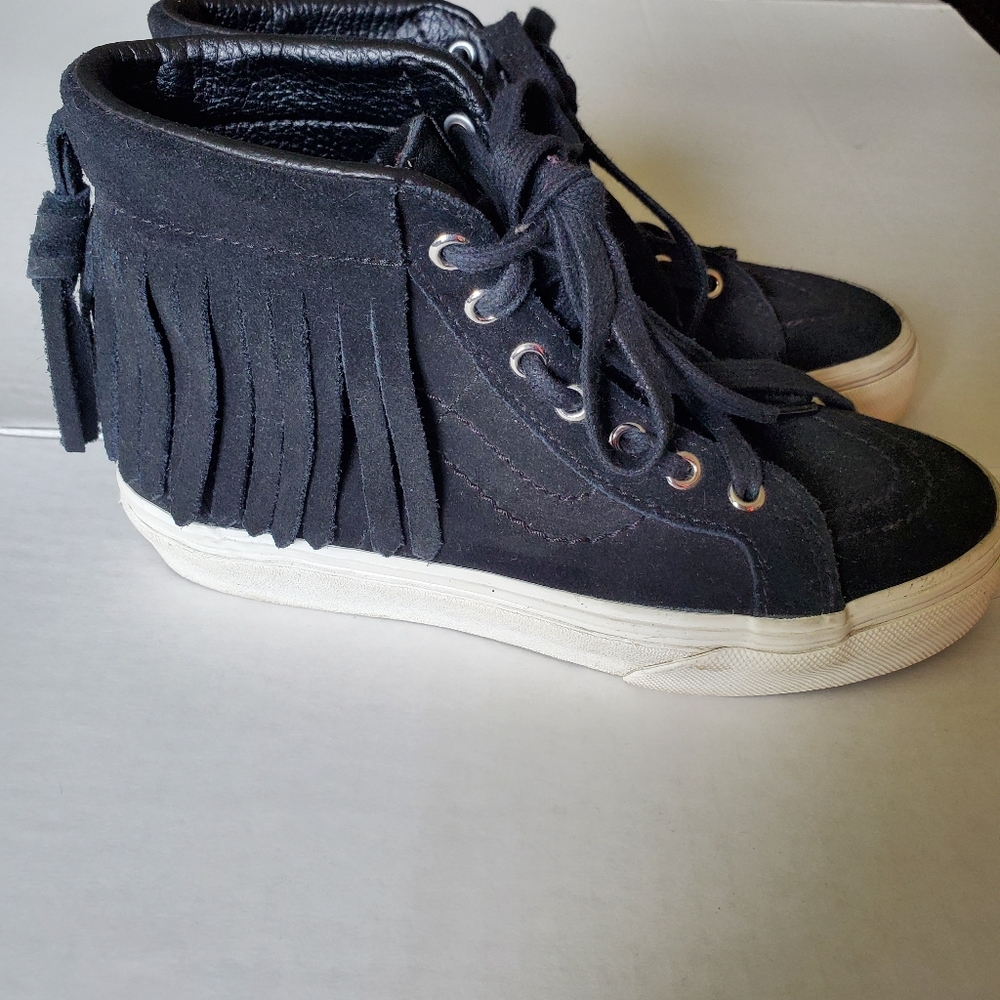 Vans off the wall sneakers.